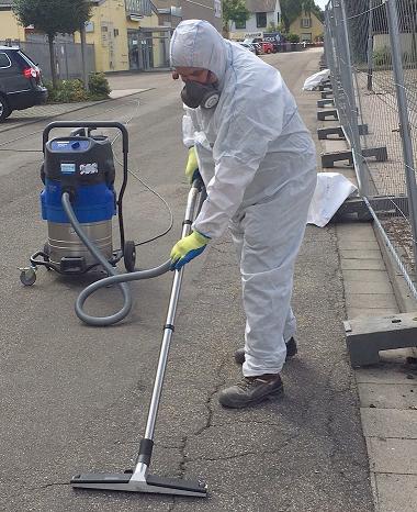 Mit einem Asbest-Staubsauger wird der Straßenbelag gereinigt. Foto: Stadt Landau