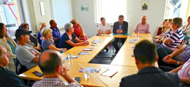 Bürgerversammlung in Erlenbach: Michael Niedermeier (Mitte, hinten) diskutiert mit den Bürgern. 