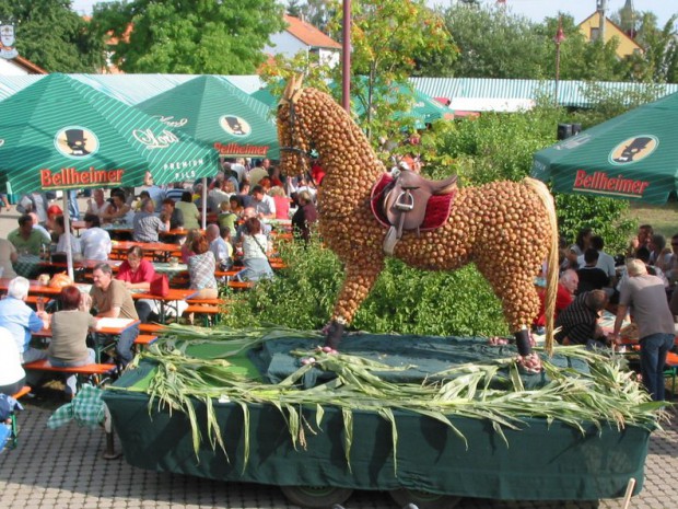 Der Zwewwelhengscht ist das Wahrzeichen des traditionellen Festes. Foto: red