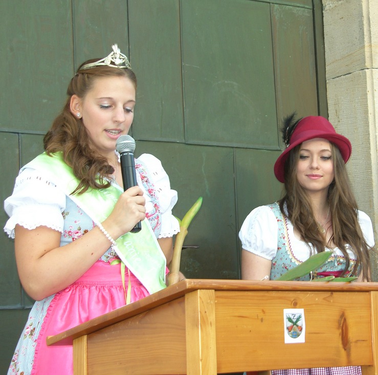 Zwiebelkönigin Melanie (rechts) und ihre Prinzessin Svea werden, wie letztes Jahr, ihre Untertanen im Zwiebeldorf begrüßen. Foto: Pfalz-Express/Ahme