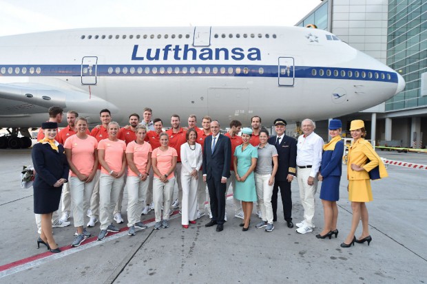 Mitglieder der Deutschen Olympiamannschaft auf dem Rollfeld vor der Lufthansa-Maschine, die sie nach Rio fliegt. Foto: DOSB/Boris Roessler