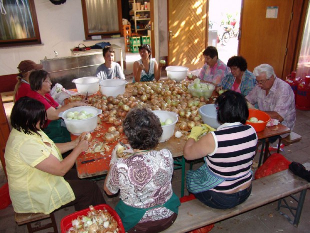 Eifrige Zeiskamerinnen schälen tapfer Zwiebeln für das Fest. Foto: red