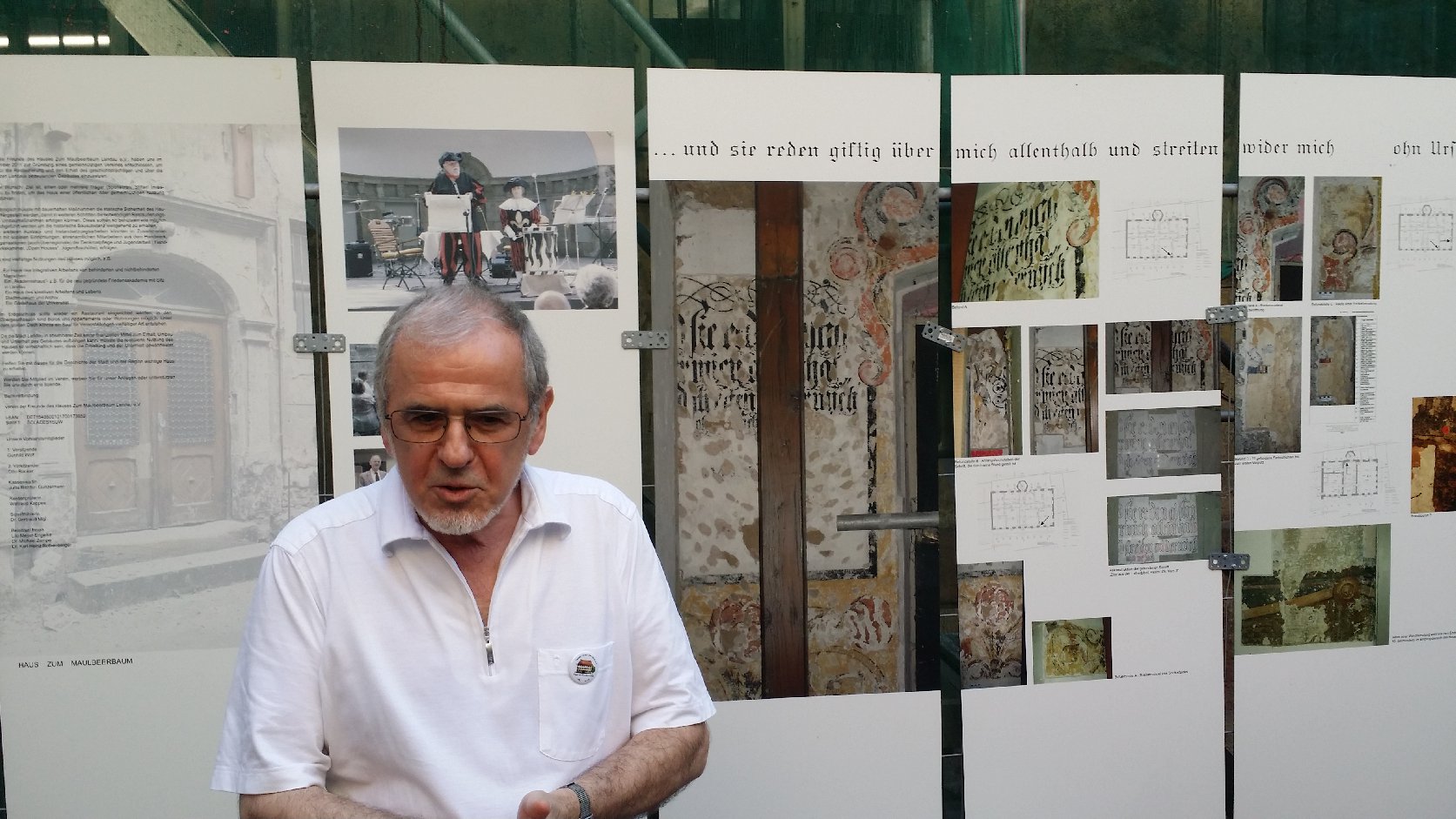 Dr. Michael Zumpe erläutert die Wandmalereien. Foto: Pfalz-Express/Ahme