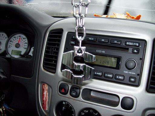 Führerschein-Neulinge können über eine Familien-Police viel Geld sparen.