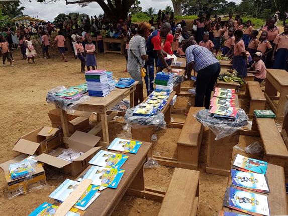 Bänke, Tische und Lernmaterialien: Da staunten die Schüler in Kamerun. Fotos: v. privat