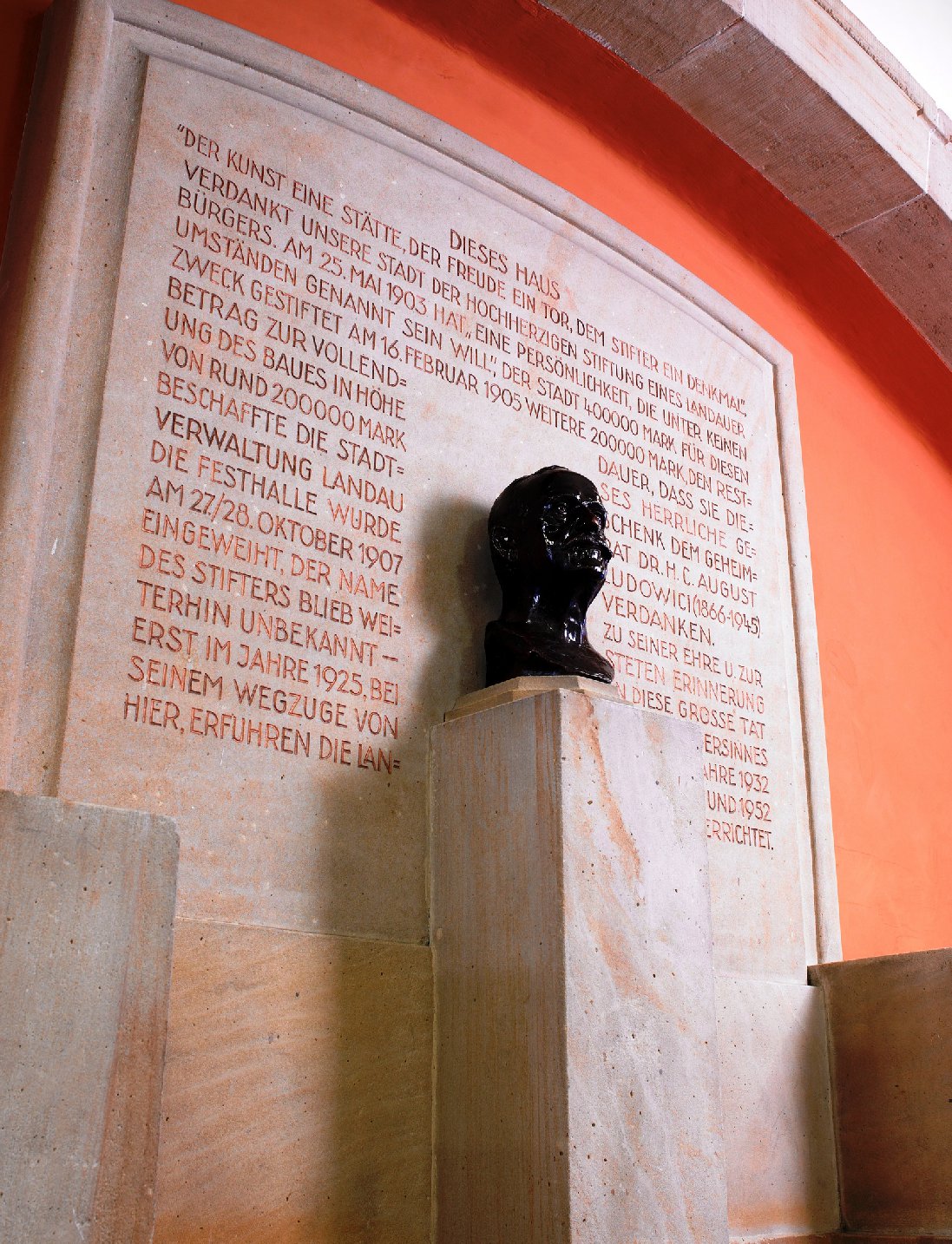 In der Festhalle erinnert eine Büste an August Ludowici. Foto: stadt-landau