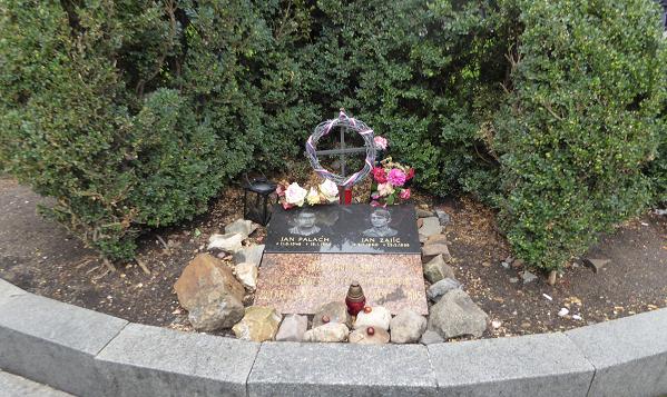 Denkmal für Jan Palach (links – 1948-1969).