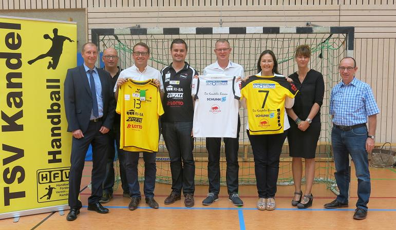 Matthias Braun (Sparkasse), Thomas Dieringer (Abteilungsleiter), Dieter Frey, Michael Niedermeier (stellv. Abteilungsleiter), Zufall, Kerstin Stoll und Katja Johner (Eichenauer), Josef Vollmer (Gesamtvorstand).