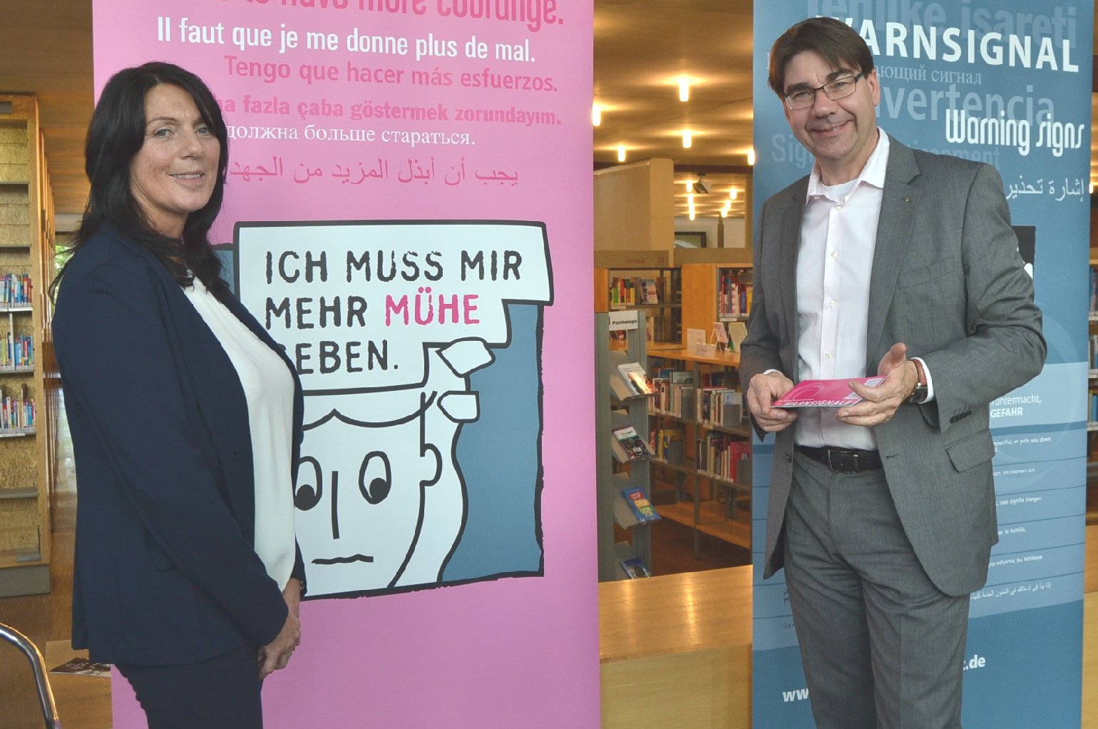Gemeinsam mit der Leiterin des Landauer Frauenhauses, Jacqueline Waldhauser, hat Oberbürgermeister Thomas Hirsch die Ausstellung „Warnsignale“ in der Stadtbibliothek eröffnet. Foto: stadt-landau 