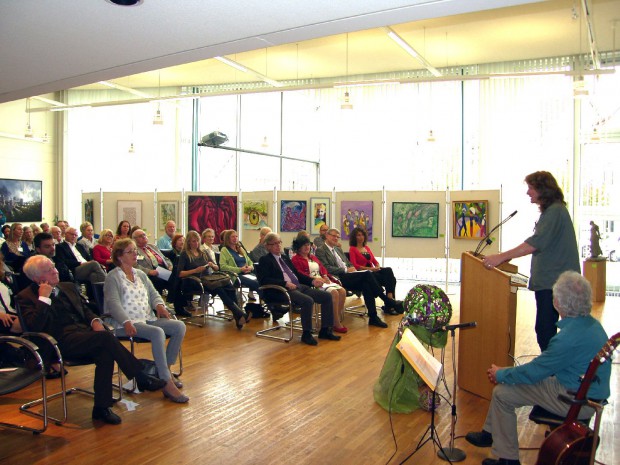 Künstler Andreas Hella sprach bei der letztjährigen Vernissage zur Kunstmeile. Foto: Pfalz-Express/Ahme