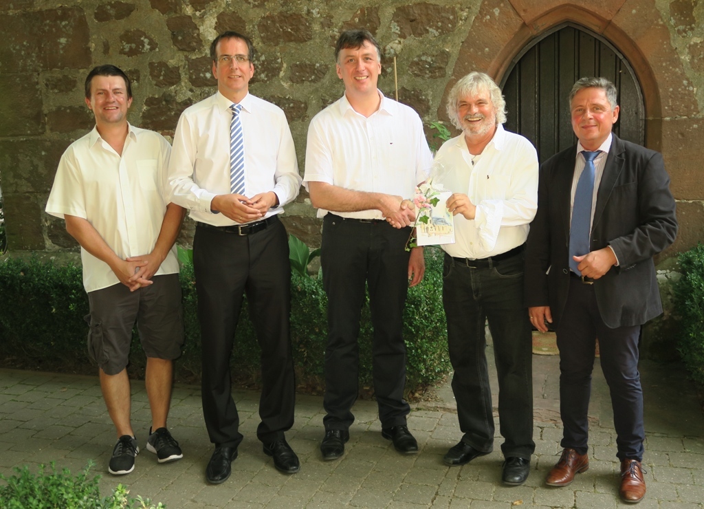 Übergabe des Spendenschecks der katholischen Pfarrgemeinde an den Förderverein der Appenhofener Kapelle. Von links: Pastoralreferent Diplom-Theologe Martin Dycinski, Pfarrer Stefan Heinlein, Vorsitzender des Ortsausschusses Ingenheim, Christian Forster, Sprecher des Fördervereins Christian Paulus und Ortsbürgermeister Dietmar Pfister. Foto: H. Dahl