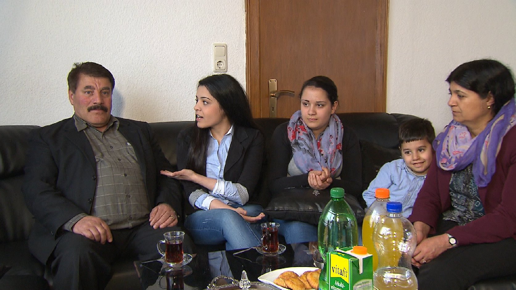 Paul Schwarz besuchte die jungen Migranten auch zuhause: Nadia im Kreise ihrer Familie. Quelle: Paul Schwarz