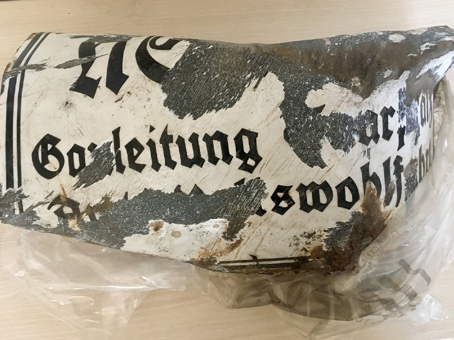 Entdecktes Schild mit der Aufschrift „Gauleitung Saarpfalz, Arbeiterwohlfahrt“. Fot: stadt-nw