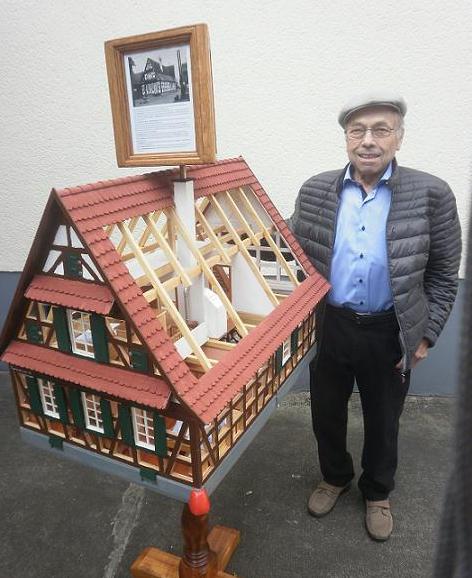 Bernhard Brossart vor seinem Modellhaus. Fotos: v. privat