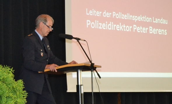  Der Leiter der Polizeiinspektion Landau, Peter Berens, führte die rund 300 Teilnehmerinnen und Teilnehmer des Symposiums in die Thematik ein. Foto: stadt-landau