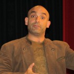 Nicht nur mit Worten, auch mit Gestik und Mimik unterstreicht Django Asül anschaulich seine Weltsicht. Archivbild: pfalz-express/Licht