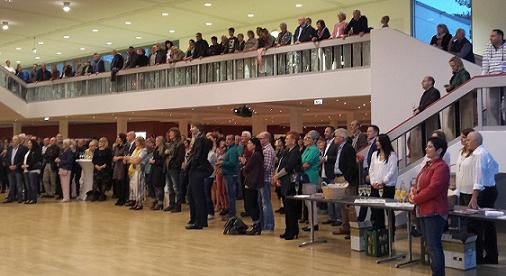 Zur Eröffnung des Wörther Kulturprogramms kamen zahlreiche Gäste in die Festhalle. Den Auftakt gestaltete Django Asül und machte Lust auf mehr. Foto: über Stadt Wörth