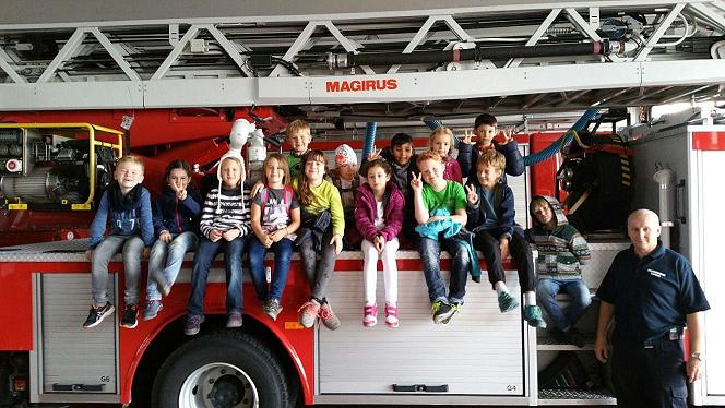 Die Ganztagsschulkinder hatten viel Spaß in der Ferienbetreuung. Rechts Andreas Reiniger von der Kandeler Feuerwehr. Foto: über Stadt Kandel.