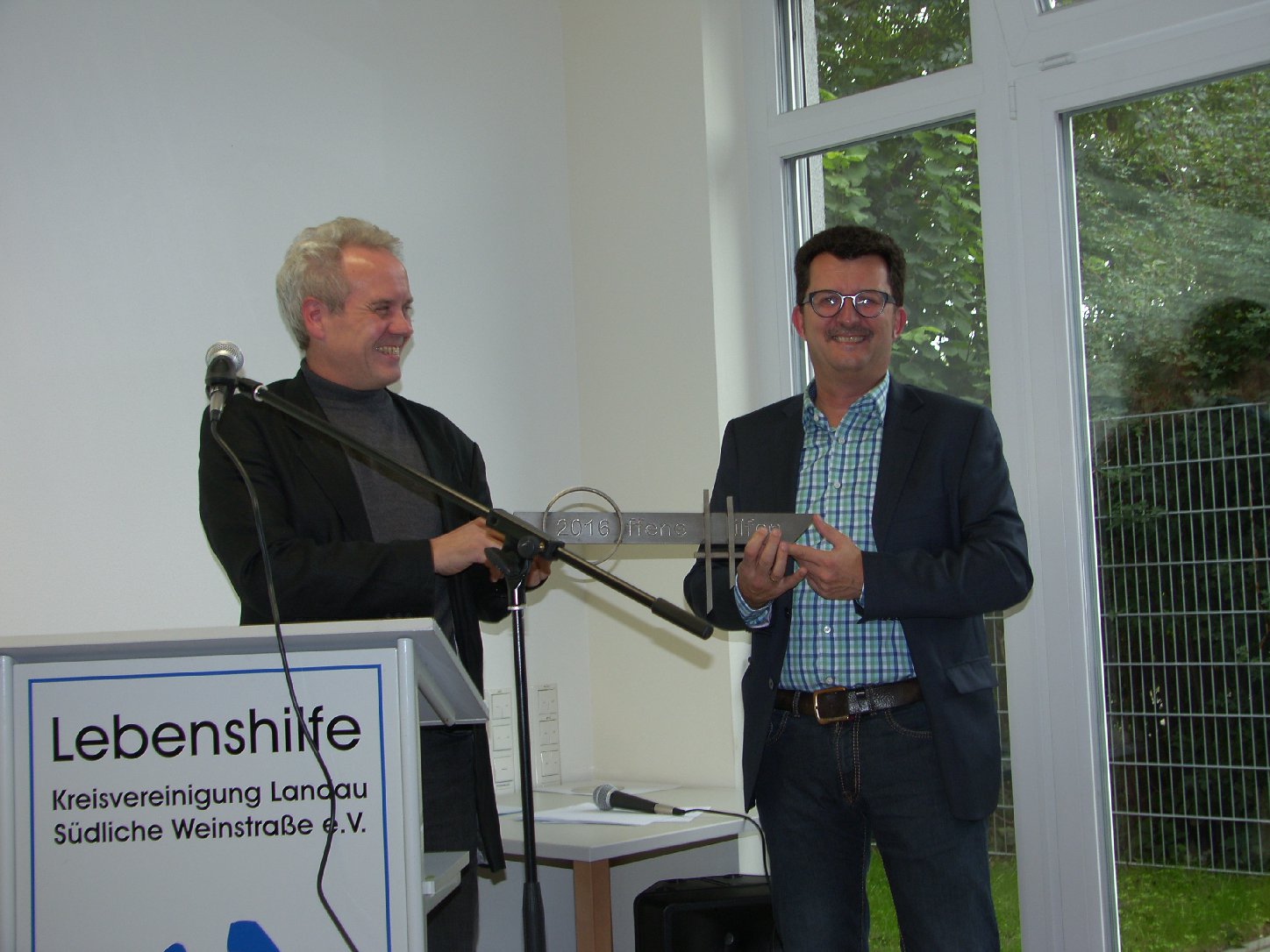 Architekt Klaus Zörcher (l.) übergibt den Schlüssel an Heiner Dahl. Foto: Pfalz-Express/Ahme