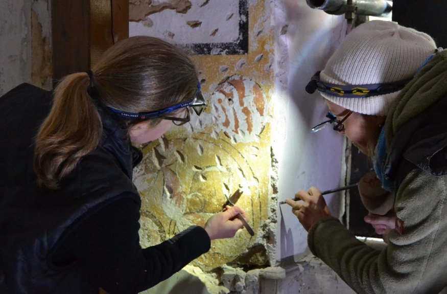 Diplom-Restauratorin Karen Keller und ihr Team legen seit Anfang der Woche die historischen Fresken im Haus zum Maulbeerbaum frei. Foto: stadt-landau