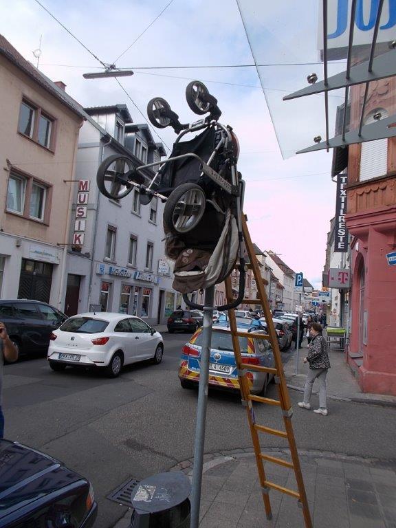 So etwas sieht man selten: Aufgespießter Kinderwagen in der Königstraße. Foto: pol