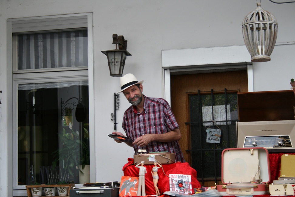 Volkmar Hess lädt zum Tanzabend mit original Oldies-Platten. Foto: Alice Hess