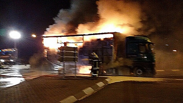 Der Sattelzug stand voll in Flammen. Foto: feuerwehr grünstadt