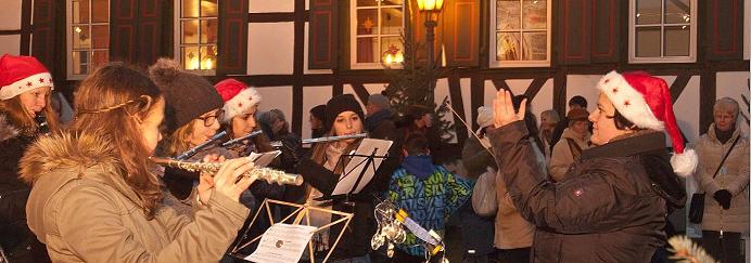 Musiker des MV Lyra beim Weihnachtsständchen im historischen Kirchplatz-Ambiente. (Foto: Trauth)