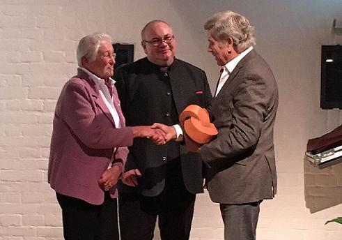 V.li.: Preisträgerin Trudel Greichgauer, Dekan Rubeck und Prof. Deutsch. Foto: über GfG
