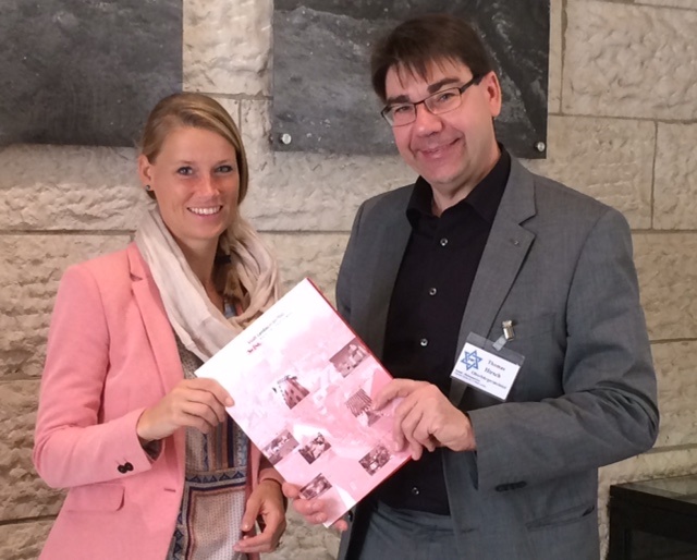 Mit der Kulturabteilungsleiterin der Deutschen Botschaft in Tel Aviv sprach Hirsch zum Abschluss seines Aufenthaltes über Möglichkeiten, den Austausch zwischen Schülern Landauer Schulen und Schülern von Schulen in Israel zu fördern. Foto: stadt-landau