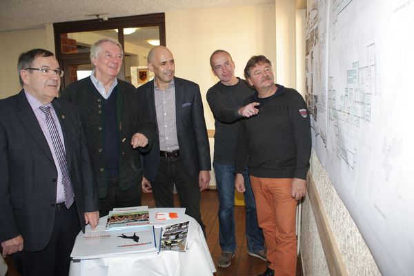Auf dem Foto sind zu sehen (von links nach rechts): Landrat Dr. Winfried Hirschberger, DJH-Präsident Peter Schuler, DJH-Vorstandsvorsitzender Jacob Geditz, Architekt Matthias Dimmer und Stadtbürgermeister Herwart Dilly. Foto: red