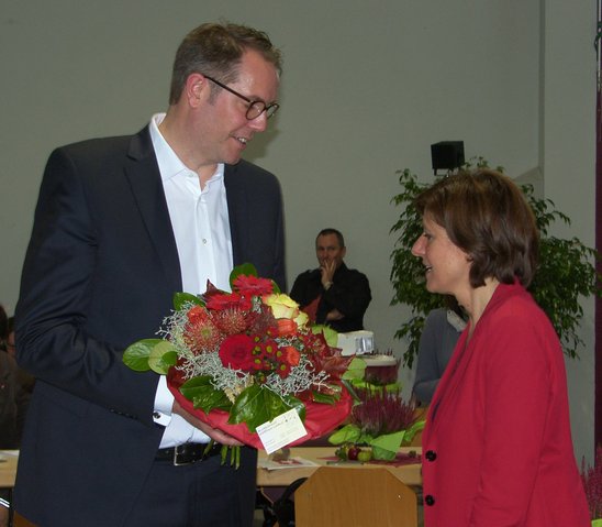 Blumen für die Ministerpräsidentin vom wieder gewählten Vorsitzenden Alexander Schweitzer. Foto: Pfalz-Express/Ahme