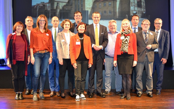 Bürgermeister und Schuldezernent Dr. Maximilian Ingenthron mit der versammelten Führungsriege der weiterführenden Schulen in Landau. Foto: stadt-landau