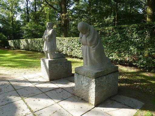 Trauerndes Ehepaar - Denkmal von Käthe Kollwitz auf dem deutschen Soldatenfriedhof Vladslo/Belgien. Foto: Beil 