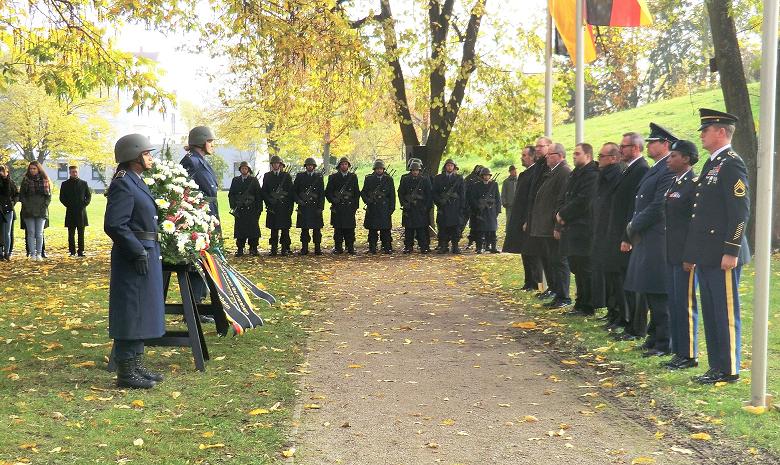 Gedenken am Ehrenmal in Germersheim. Fotos: Wiedemann
