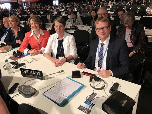 Im Plenum der Klimakonferenz: Dr. Anja Weisgerber MdB, Dr. Barbara Hendricks, Bundesministerin für Umwelt, Naturschutz, Bau und Reaktorsicherheit und Dr. Thomas Gebhart MdB (von links nach rechts). Foto: red