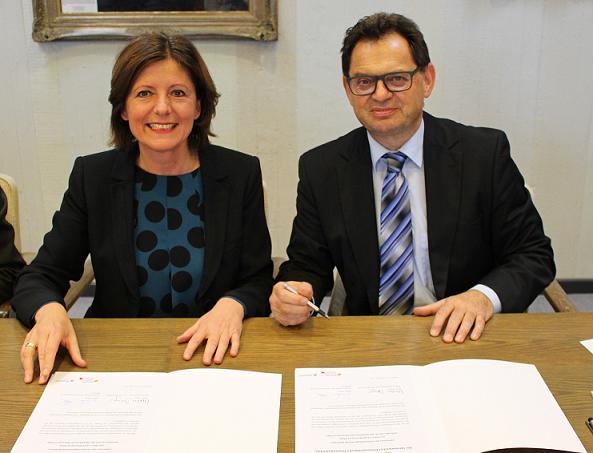 Vereinbarung unterzeichnet: ministerpräsidentin Malu Dreyer, Verbandsbürgermeister Dieter Adam. Fotos: Pfalz-Express/Licht