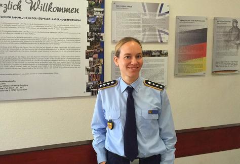 Hauptmann Sandra Braun erklärt die sicherheitspolitischen Aufgaben der Bundeswehr. Foto: Pfalz-Express