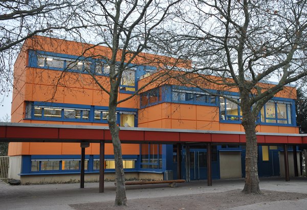 Die Gebäudeteile der Konrad-Adenauer-Realschule plus erstrahlen in verschiedenen, kräftigen Farben. So soll das bunte Logo der Schule symbolisiert werden. Foto. ld