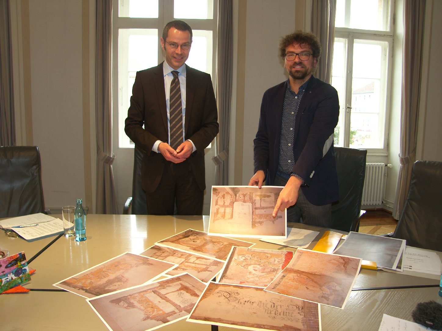 Bürgermeister Dr. Ingenthron und Denkmalpfleger Seitz haben zum Pressegespräch Fotomaterial mitgebracht. Foto: Pfalz-Express/Ahme
