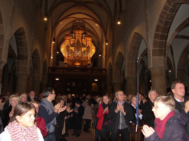 Großer Beifall gab es auch für Bezirkskantor Stefan Viegelahn (auf der Empore). Foto: Pfalz-Express/Ahme