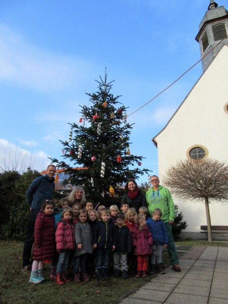 Die Kinder haben den Weihnachtsbaum toll geschmückt. Foto: red