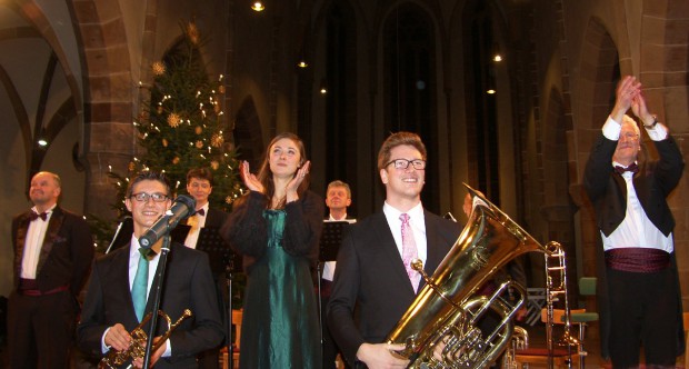Die drei Solisten Sandro Hirsch, Elena Harsanyi und Constantin Hartwig (v.l.) freuen sich mit dem Rennquintett über ein erfolgreiches Konzert. Foto: Pfalz-Express/Ahme