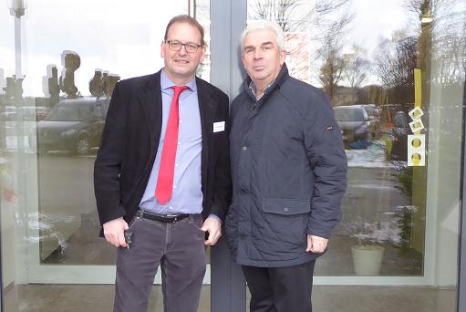 Schulleiter Axel Weinstein (li.) mit Ortsbürgermeister Gerhard Beil am Tag der offenen Tür an der IGS.  Foto: Beil