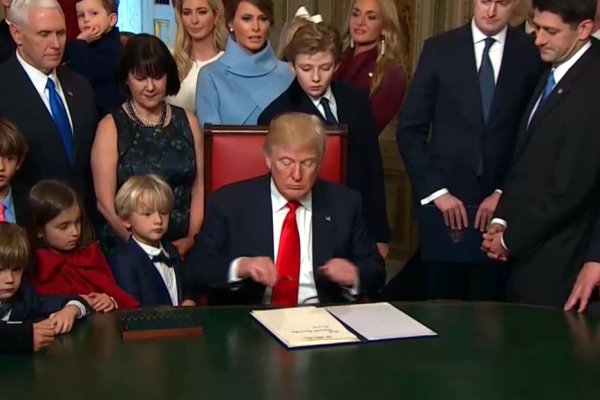 US-Präsident Donald Trump hat eine Stunde nach seiner Amtsübernahme die ersten "Presidential Orders" unterschrieben. Foto: dts Nachrichtenagentur