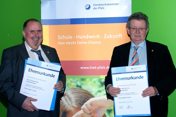 Günter Foltz (links) und Gerhard Linn freuen sich über die Auszeichnung der Handwerkskammer. Foto: bbs landau