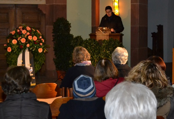 Oberbürgermeister Thomas Hirsch rief in seiner Ansprache dazu auf, das Gedenken an die von den Nationalsozialisten begangenen Gräueltaten wachzuhalten. Foto: ld