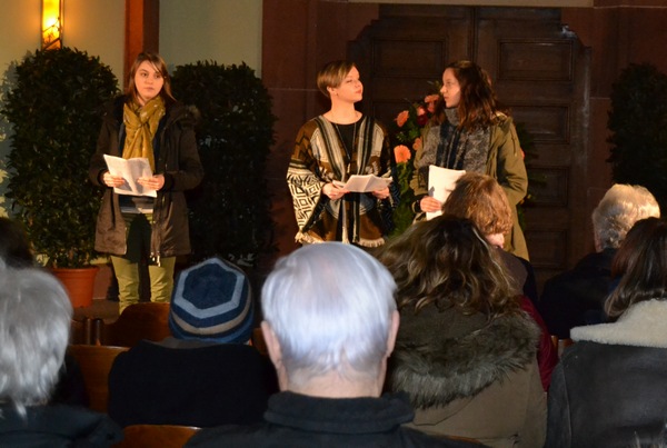An die einführenden Worte von Oberbürgermeister Hirsch schloss sich eine Lesung der Theatergruppe des Eduard-Spranger-Gymnasiums an. Foto: ld