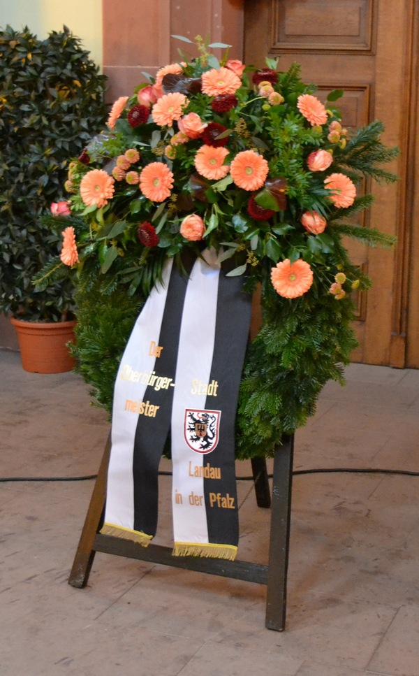 Im Anschluss an die Gedenkstunde in der Kapelle auf dem Hauptfriedhof legte Oberbürgermeister Hirsch einen Kranz am Holocaust-Gedenkstein nieder. Foto: ld
