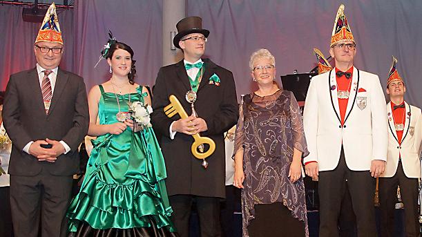 Haben jetzt die Macht im Rathaus: Jasmin I. und Prinzegemahl Frank I. Fotos: v. privat